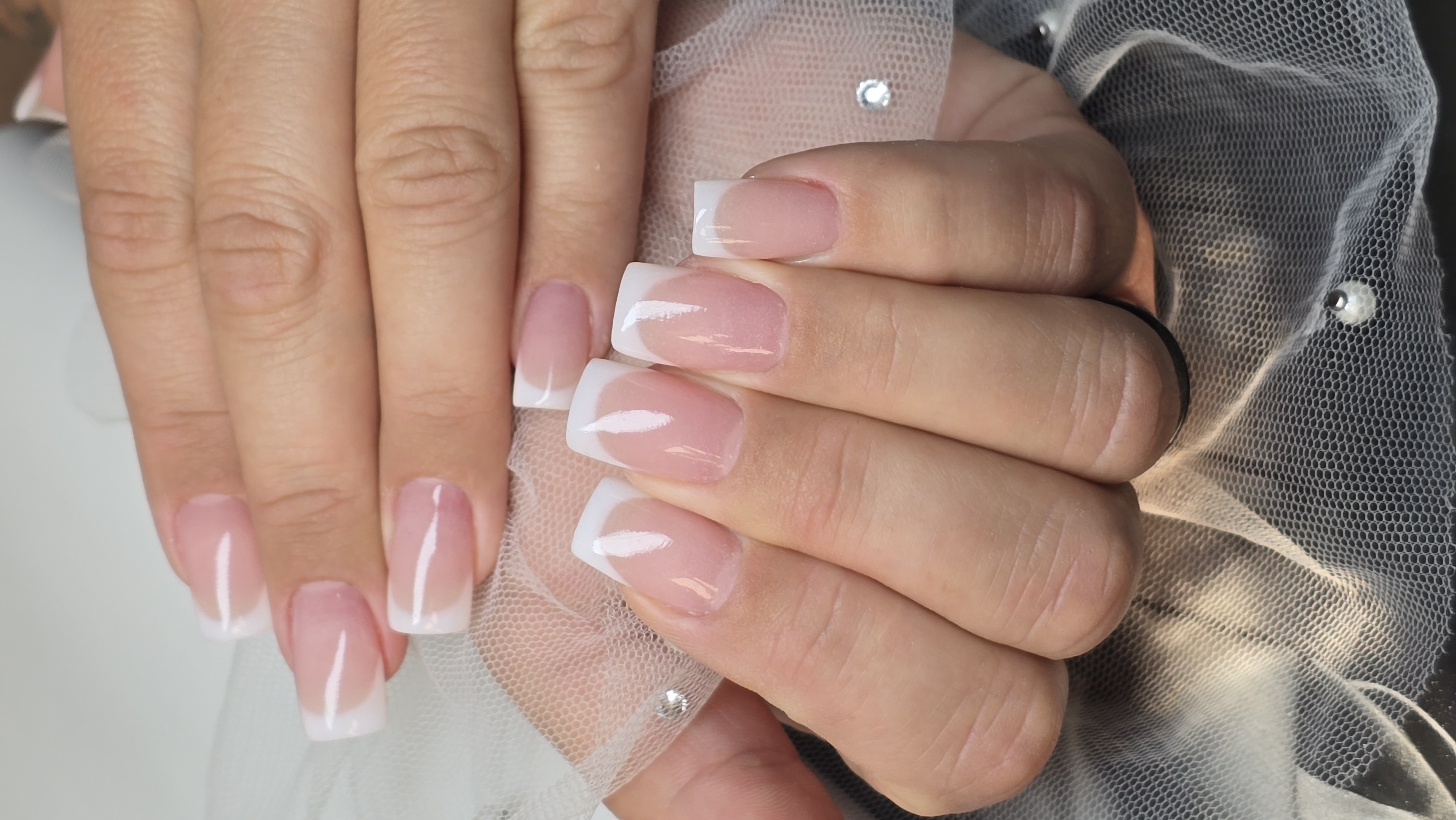 manicure tytanowy Żywiec – klasyczny french
