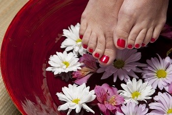 Pedicure hybrydowy - dlaczego warto go wykonywać?