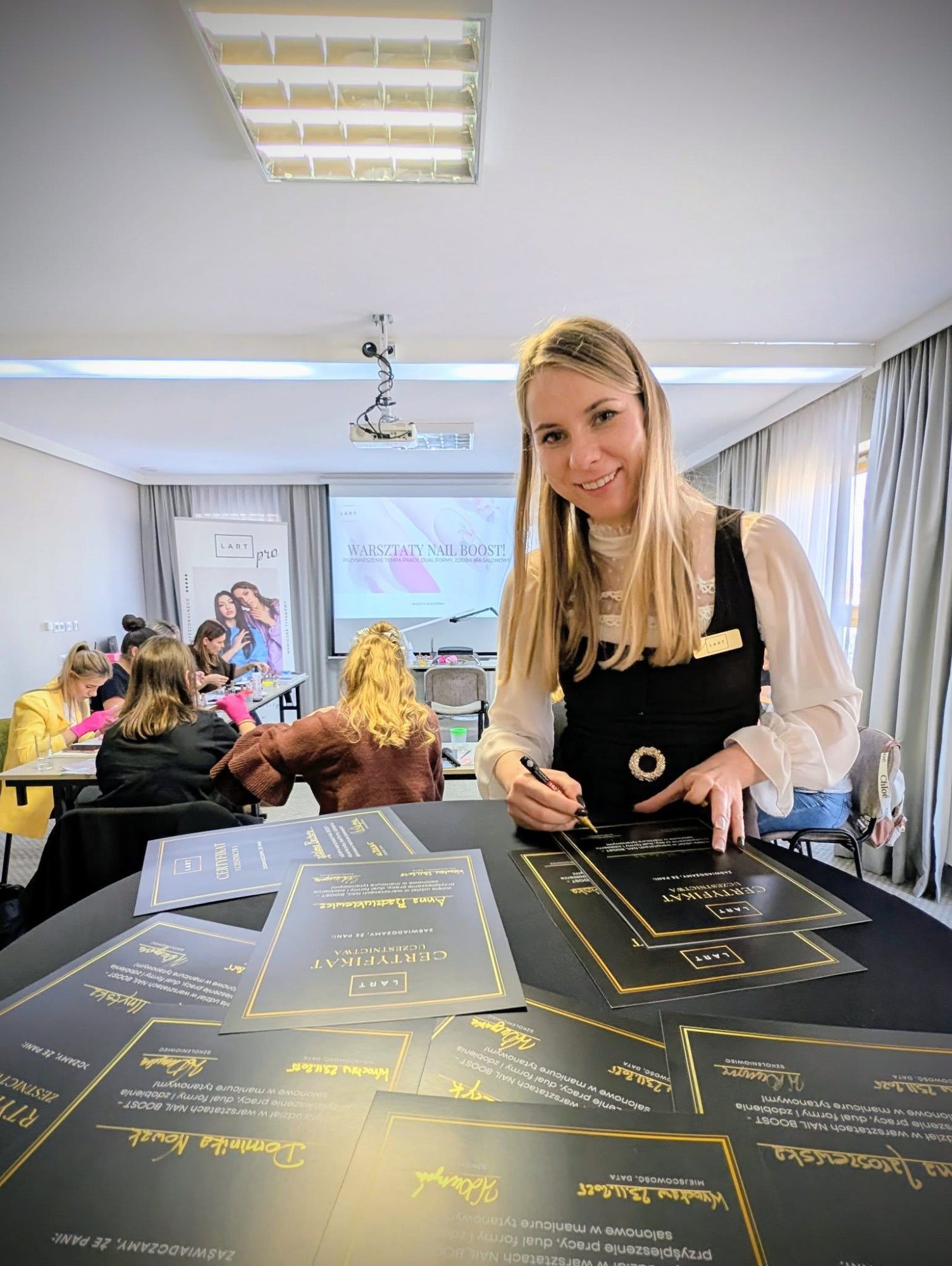 Wioleta Duszyńska – instruktorka LART podpisuje certyfikaty na szkoleniu we Wrocławiu